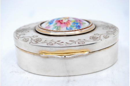 Guarda joias em prata com gravados envolvendo porcelana com motivos florais na tampa basculante.